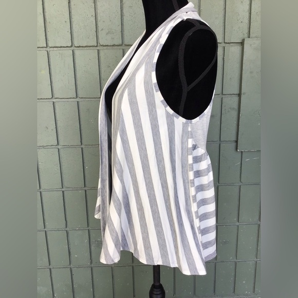 NWT- This elegant vest by LiLac Maternity Brand has a beautiful striped pattern. - Picture 4 of 10